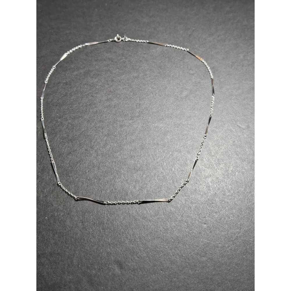 Avon vintage silver tone necklace 22"